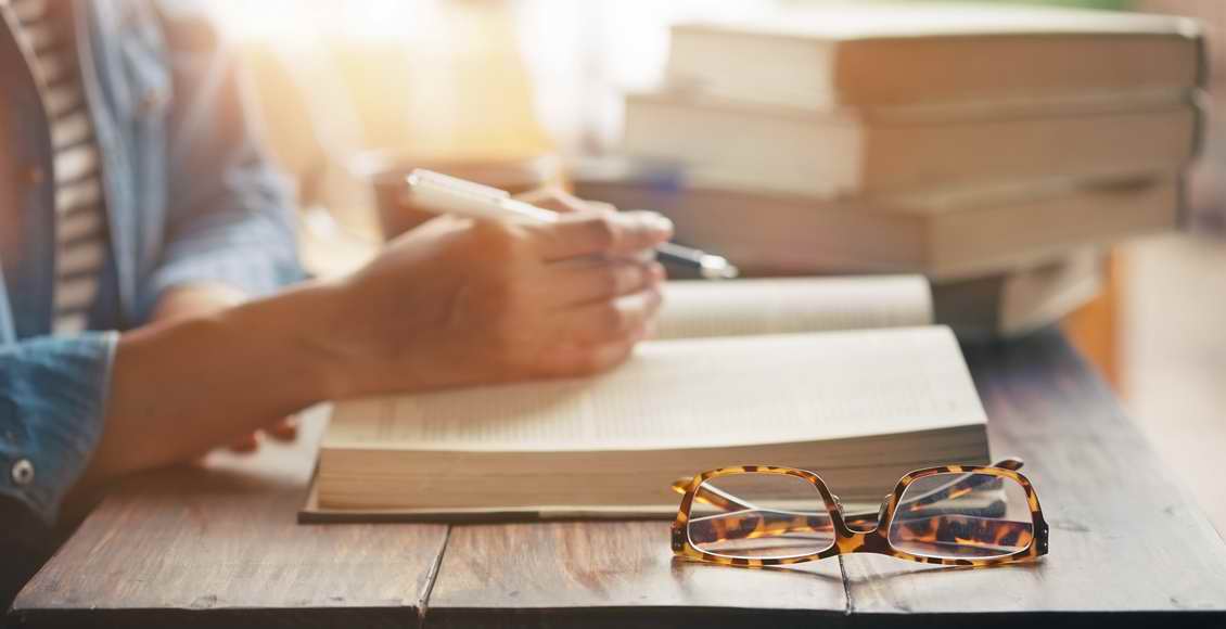 Femme lisant un dictionnaire